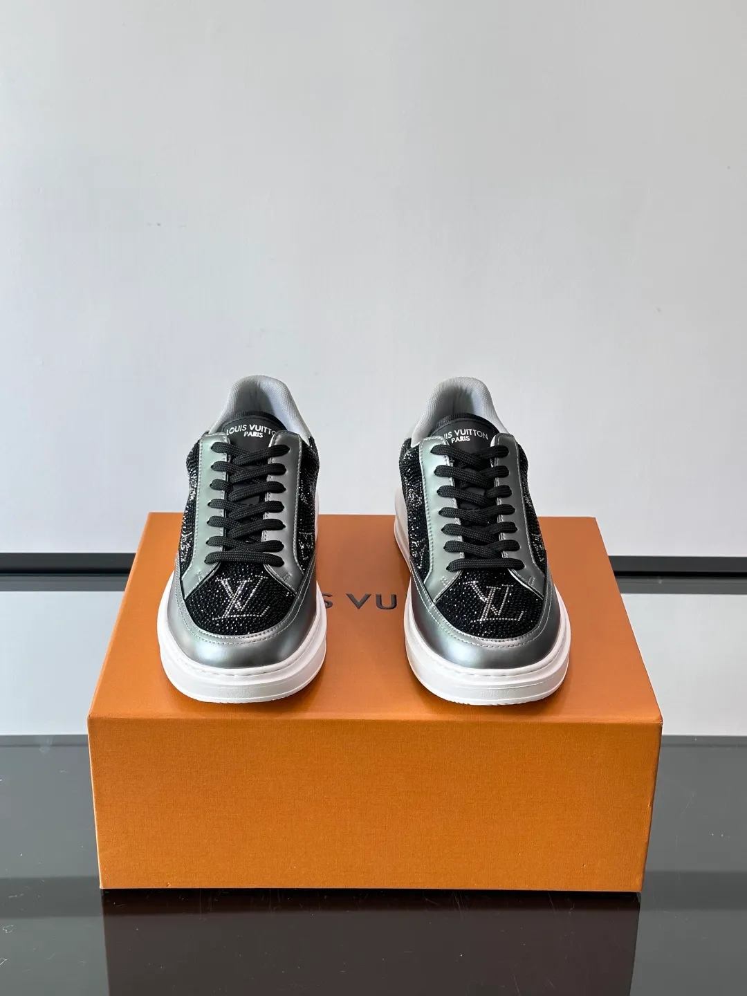 Men's shoes 💰p400 "＊OUIS ＊UITTO＊" 2025 new sports shoes, classic Monogram presbyopia + full diamond upper, full of luxury! The upper is made of high-quality leather and the sole is rubber, which is comfortable and wear-resistant👟. LV logo on the side of the shoe + brand logo on the sole, the details are super exquisite. The low-top design is suitable for daily leisure or light sports. It looks great with jeans and sportswear. The silver cyberpunk style is very popular in the fashion circle and is a must-have for young people! 💫 size：38-44